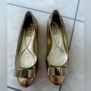 Ferragamo golden flats - never worn size 9